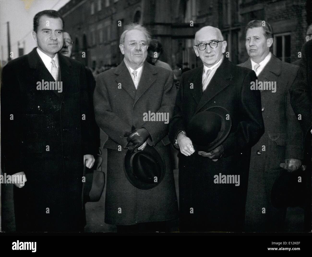 24. Februar 2012 - Richard Nixon... Us.Vice Präsident wird auf seiner Europa-Reise, heute Nachmittag in München angekommen. Die Installationen der Betrieb am Flughafen München '' Riem '' '' Haven speichern '' überprüft. Dann besuchte eine ungarische Flüchtling Lager und nahm Teil an einem Abendessen, das vom bayerischen Ministerpräsidenten gegeben wurde. ° PS: Vizepräsident Richard Nixon, bayerischen Ministerpräsidenten Wilhelm Hogner, Bundesminister der Finanzen Dr. Schaffer und bayerischen Arbeitsminister Fleck auf München Ostbahnhof wo Richard Nixon angekommen. Stockfoto