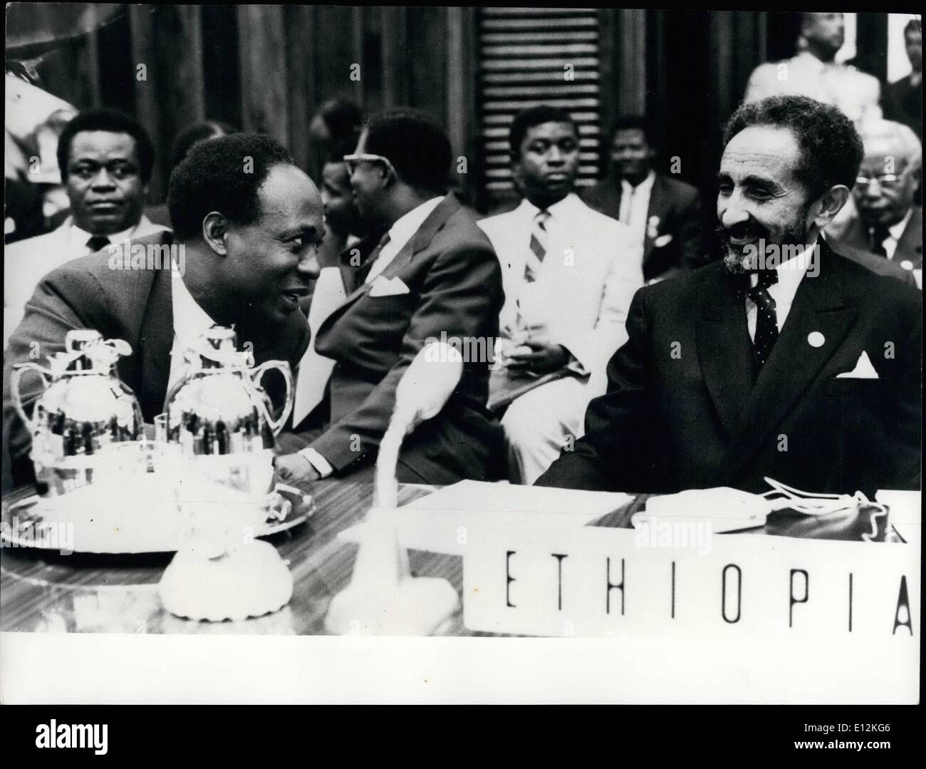 24. Februar 2012 - bei der Gründung der Oau 1963 der Kaiser plaudert mit einem weiteren afrikanischen Führer, die später seine Macht verloren: die Stockfoto