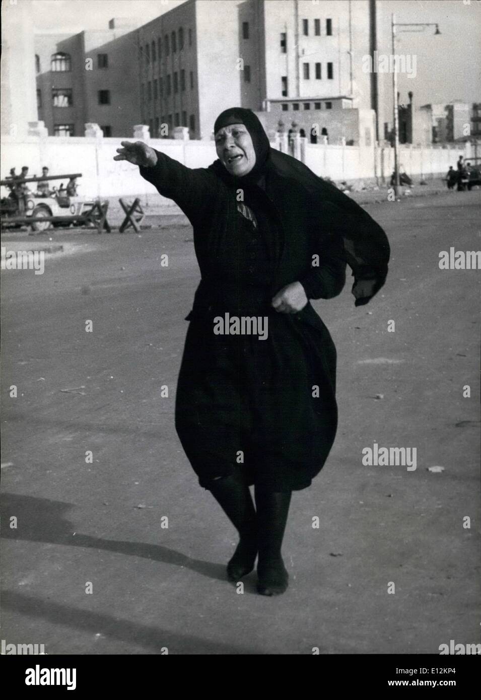 24. Februar 2012 - Preis Siegerbild. Ein Moment der krassen Drama wird von Fincher während der Suez-Engagement als eine trauernde arabische Frau Striche hysterisch durch die Straßen von Port Said erfasst. Stockfoto