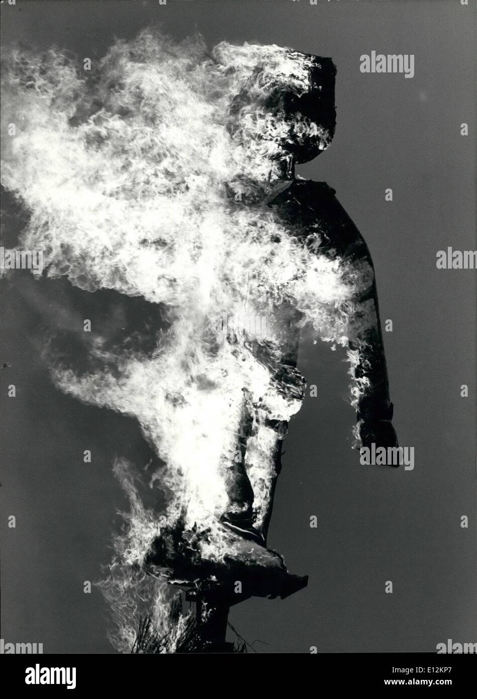 24. Februar 2012 - traditionellen Spring Parade in Zürich. Die Explosion der ein künstlicher Schneemann auf ein riesiges Feuer endet traditionell die Sechselauten, eine Feder-Parade der Zünfte in Zürich (Schweiz). Die Mitglieder der Gilden März in historischen Kostümen ihr Handwerk durch das Zentrum der Stadt, rund um den Schneemann am Ende der Parade zu montieren. Die Veranstaltung fand am 23. April. 25.04.90 Stockfoto