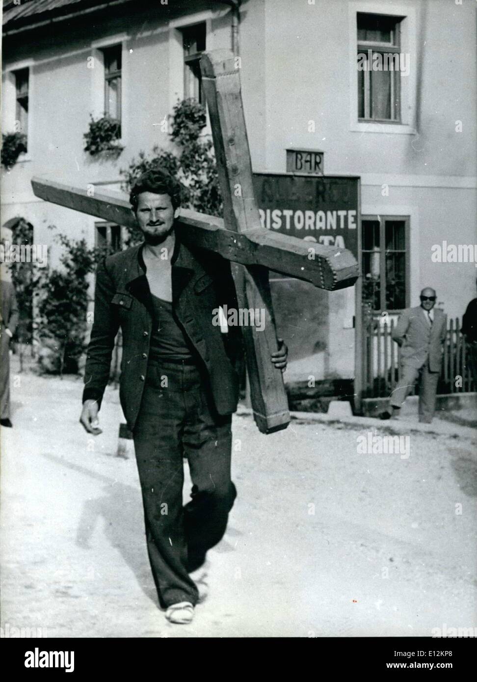 24. Februar 2012 - zu Fuß nach Rom. Josef Wimmer aus Leopoldsdorf/Österreich beabsichtigt, diese selbst geschnitzte Kreuz zu Fuß. Er will nicht über seine Gelübde zu sprechen. Unser Fotograf traf die Pilger auf der anderen Straßenseite im Friaul/Nord-Italien. Keystone Bild München vom 9. Juni 1958 Stockfoto