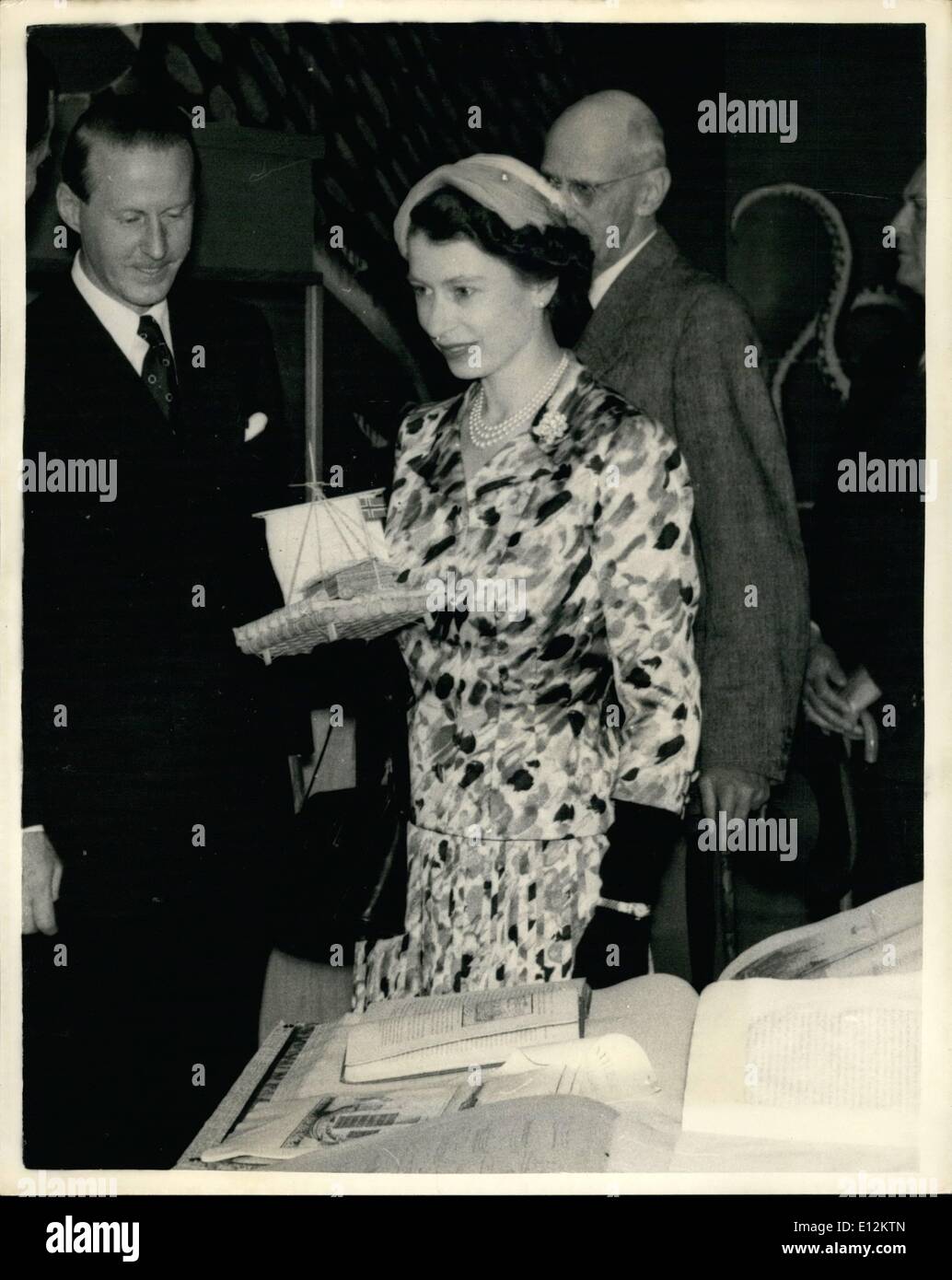 24. Februar 2012 - Staatsbesuch in Norwegen. Königin und Duke im Volkskundemuseum: bei ihrem Besuch in Oslo Folk Museum heute HM The Queen und The Duke of Edinburgh sah Wikingerschiffe des Typs verwendet, um der englischen Küste vor tausend Jahren - raid und auch das berühmte Kon Tiki Floß Expedition Floß. Das Foto zeigt HM The Queen mit einem Modell der berühmten Kon Tiki Floß, die ihr von Thor Heyerdahl, vorgestellt wurde, die Expedition führte gesehen. Stockfoto 24. Februar 2012 - Staatsbesuch in Norwegen. Königin und Duke im Volkskundemuseum: bei ihrem Besuch in Oslo Folk Museum heute HM The Queen und The Duke of Edinburgh sah Wikingerschiffe des Typs verwendet, um der englischen Küste vor tausend Jahren - raid und auch das berühmte Kon Tiki Floß Expedition Floß. Das Foto zeigt HM The Queen mit einem Modell der berühmten Kon Tiki Floß, die ihr von Thor Heyerdahl, vorgestellt wurde, die Expedition führte gesehen. Stockfoto