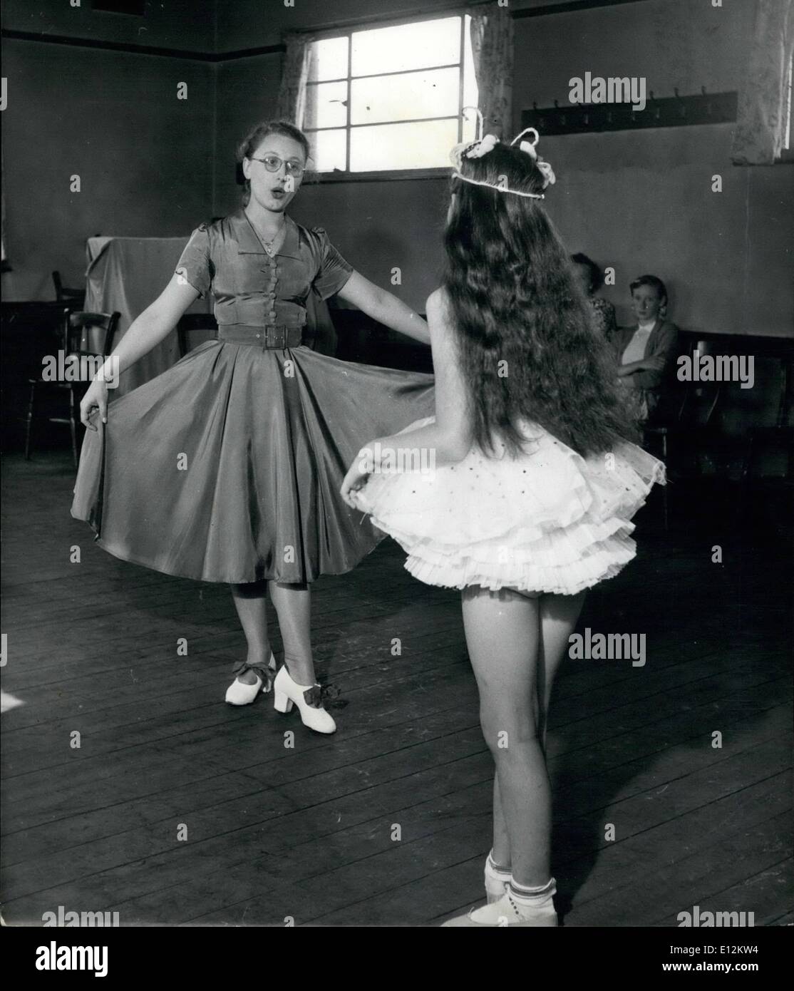 24. Februar 2012 - Miss Rita Maxted geduldig Diane Jarrett die Kunst lehrt der Ballett- und Stepptanz mittels Lippenlesen. Diane kann die Musik nicht hören, aber sie hat ein ausgezeichnetes Gespür für olivfarbenen. Stockfoto