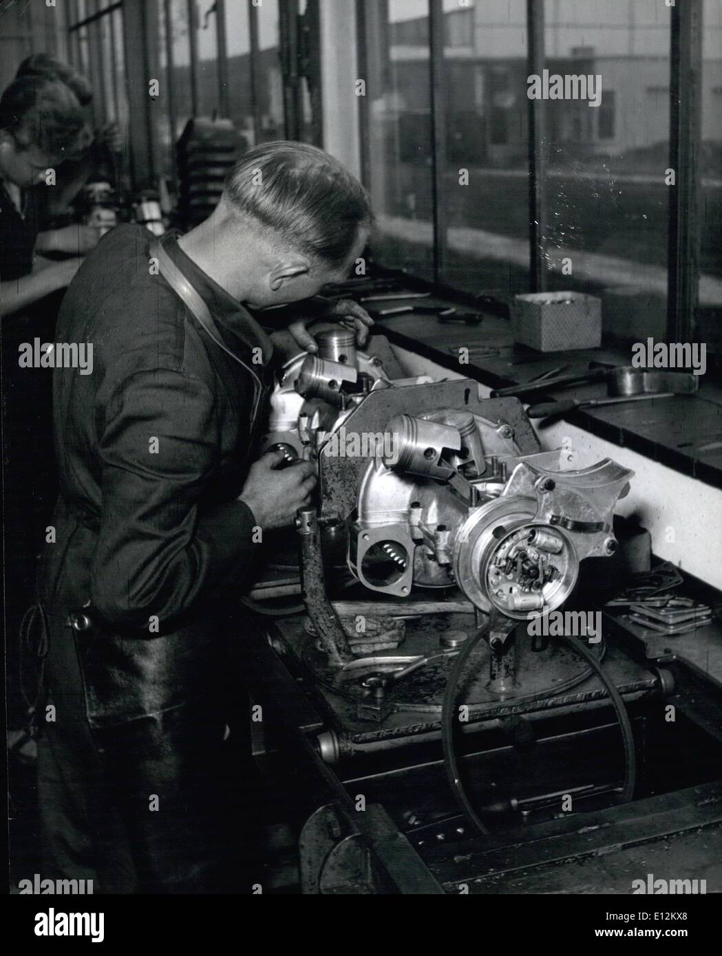 24. Februar 2012 - so dass ein Baby Auto für £300 in Bremen: Montage des winzigen 400 cc Motors vor der Montage in der Lloyd-Auto. Stockfoto