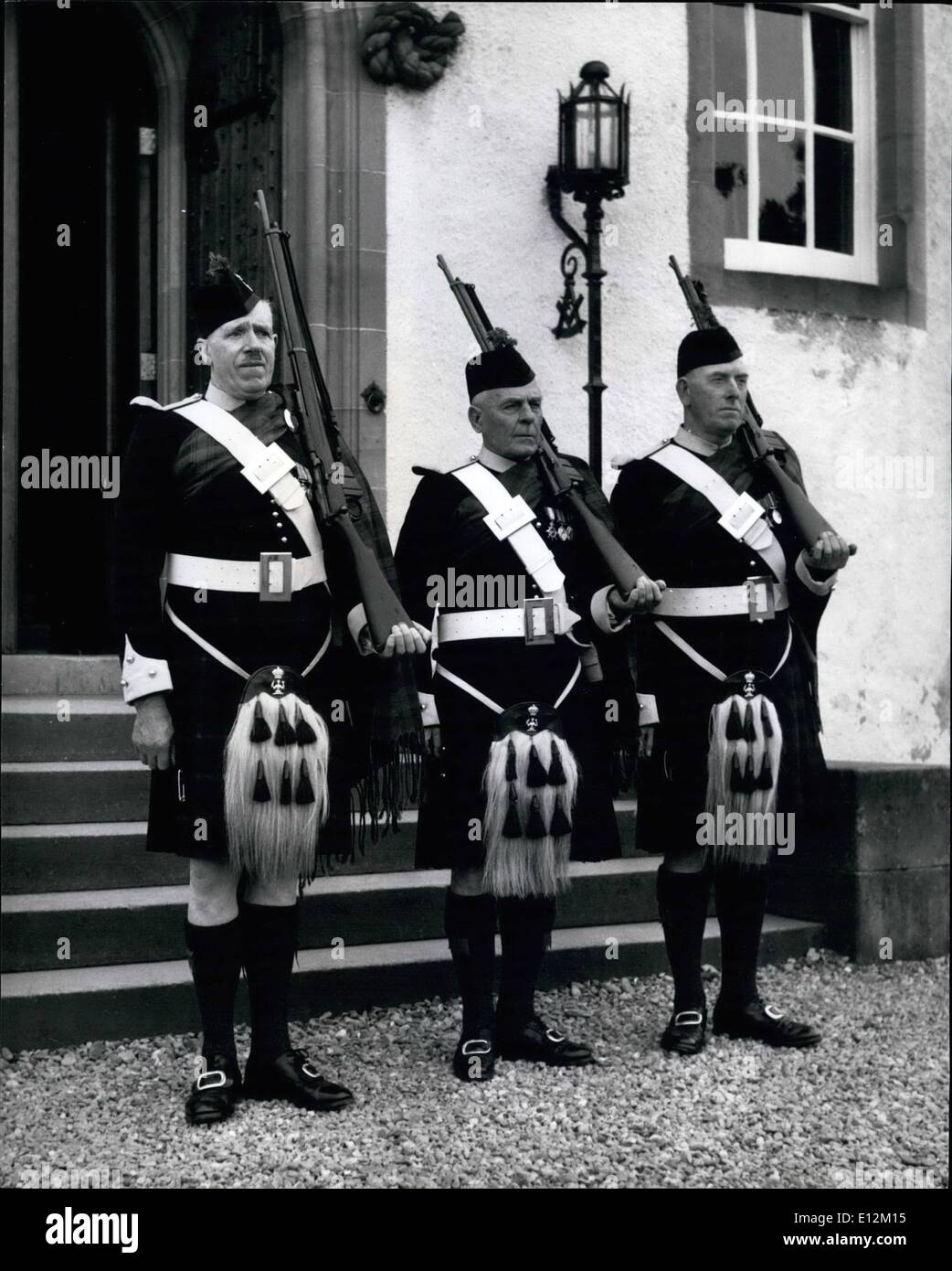 24. Februar 2012 - intelligent Aufmerksamkeit. Arme geneigt, drei Männer von Atholl Highlanders stehe bereit, obwohl ihre Gewehre habe nicht jahrelang gefeuert worden. Stockfoto