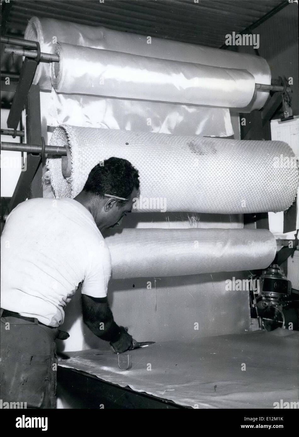 24. Februar 2012 - nordafrikanischer Einwanderer arbeiten in einem Textil Fabrik in der Nähe von Tel Aviv.P Stockfoto