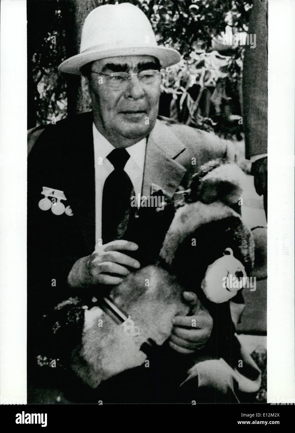 24. Februar 2012 - LEONID BRESCHNEW und der Olympische Bär. Das Maskottchen - wird es halten, was von ihm erwartet wurde oder wird dieses Plüschtier Symbol. Niemand weiß, wie die amerikanische Forderung nach jungen Cotting die Olympischen Spiele in Moskau / USSR (wegen der sowjetischen Invasion in Afghanistan) endet. Anlässlich der Eröffnung der 82. Sitzung des IOC am Lake Placid unter der Regie des amerikanischen Außenministers Vance starke Angriffe gegen die Regierung der Sowjetunion, die ohne Beispiel in der Geschichte des IOC Stockfoto