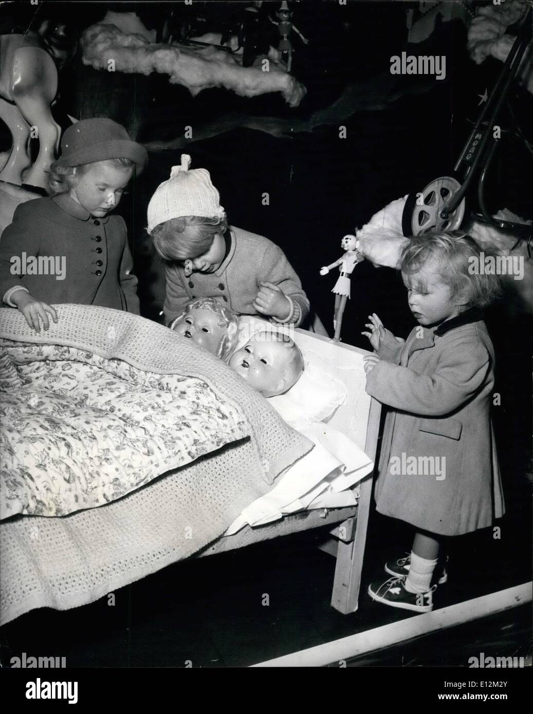 24. Februar 2012 - hat Rosalind (links) ihre zwei kleinen Freunde, Dawn und Jennifer Morgan das Schaufenster für einen genaueren Blick auf genommen Stockfoto