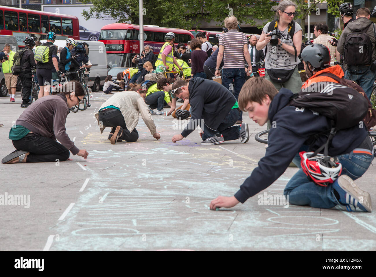 London, UK. 21. Mai 2014. Demonstranten versammelten sich in Elephant &amp; Castle anlässlich den Tod eines Radfahrers letzte Woche Credit: Zefrog/Alamy Live News Stockfoto