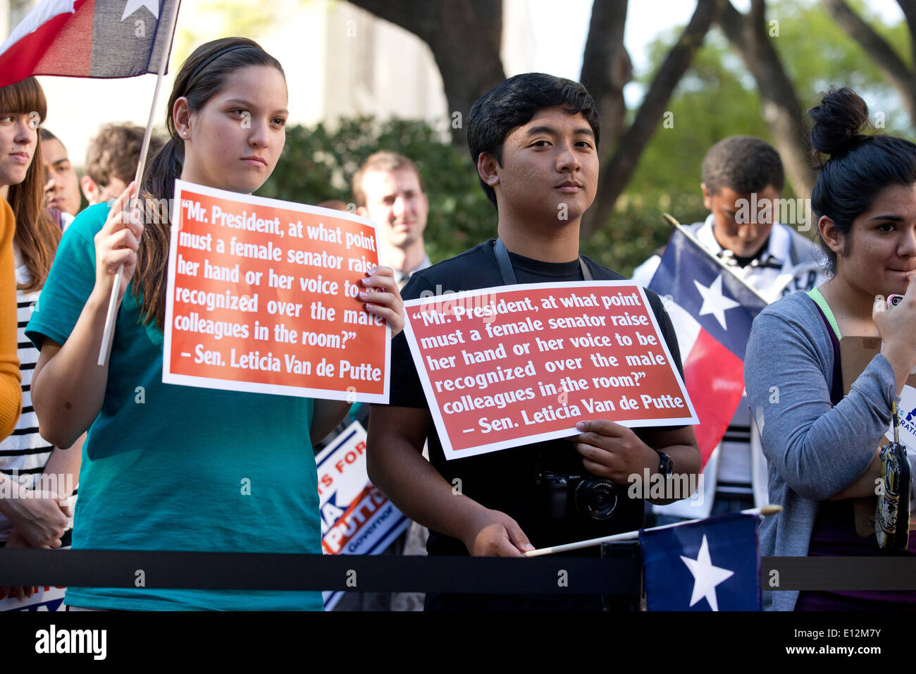 College-Studenten halten Zeichen während der Kampagne Rallye für Leticia Van de Putte, Kandidat der Demokraten für Leutnant-Gouverneur von Texas Stockfoto