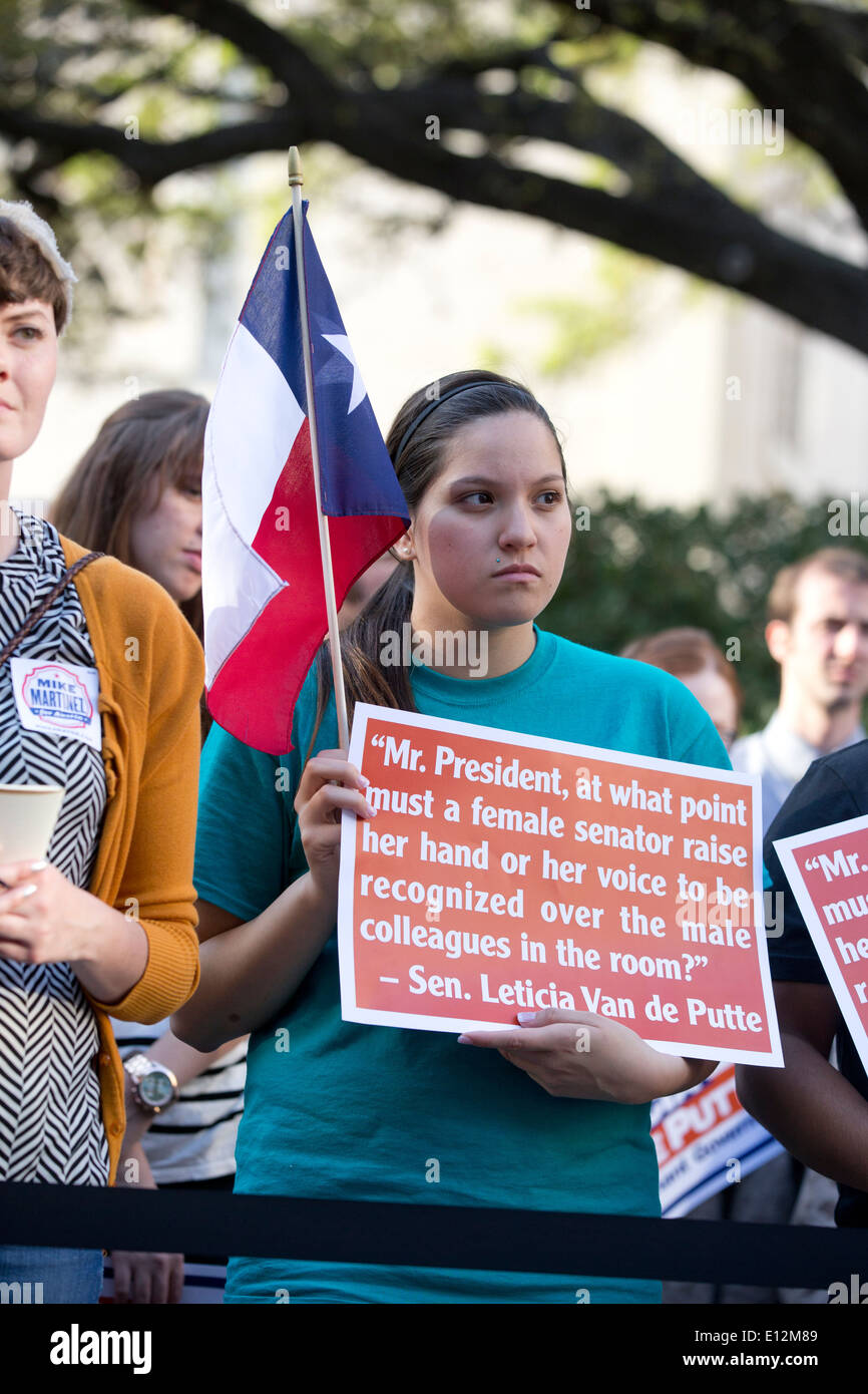 College-Studenten halten Zeichen während der Kampagne Rallye für Leticia Van de Putte, Kandidat der Demokraten für Leutnant-Gouverneur von Texas Stockfoto