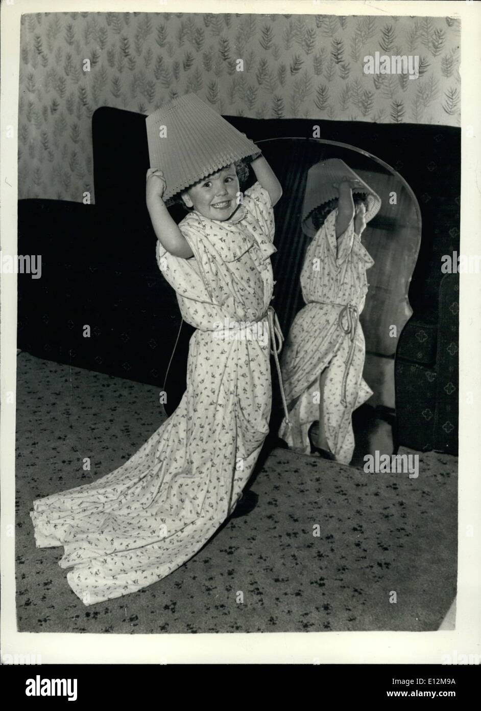 24. Februar 2012 - sieht das Recht - für diese Saison? Ein sehr Mode bewusst junge Fräulein; Einige haben sie nach vorn - und einige haben sie wieder. Einige sind nur an der Spitze thront und andere direkt nach unten gezogen. Es ist wirklich alles nach Geschmack - Laune und Phantasie der weiblichen Trägerin stimmt 3 jährige Susan Burton, gefangen versuchen, auf einige Hüte und andere Arten von Kopfbedeckungen. Seien Sie nicht zu kleinlich über die '' Kleid '' Mode. Susan nennt es '' The Sack'' - aber eigentlich ist es Mamas Bademantel. Susan lebt in Ilford. Stockfoto