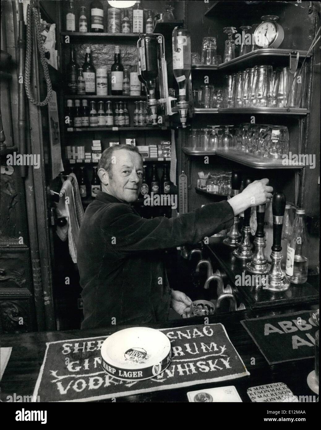 24. Februar 2012 - zieht Ted McCallam ein Bier hinter die Bar, die Großbritannien-Rekord für die kleinste Kneipe hält. Stockfoto