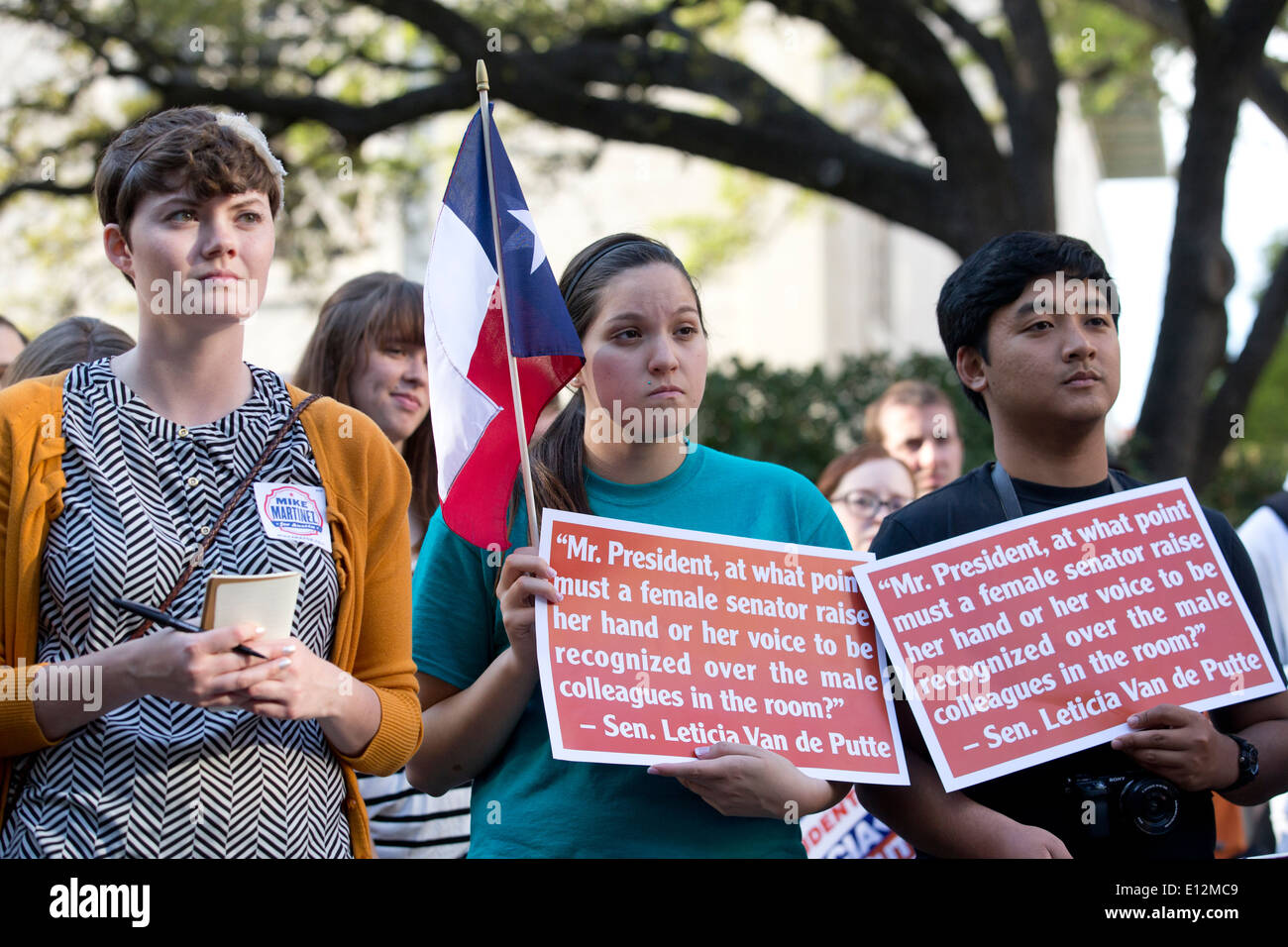 College-Studenten halten Zeichen während der Kampagne Rallye für Leticia Van de Putte, Kandidat der Demokraten für Leutnant-Gouverneur von Texas Stockfoto