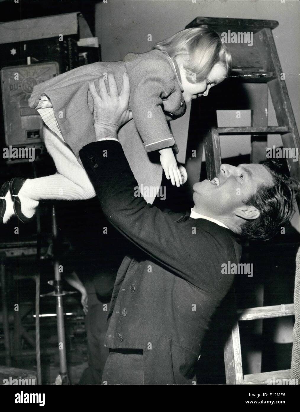 24. Februar 2012 - Kenneth More - Happy Father: Nr. 1 des Jahres, Kenneth More sagt Hallo zu seiner kleinen Tochter, als sie besucht Stockfoto