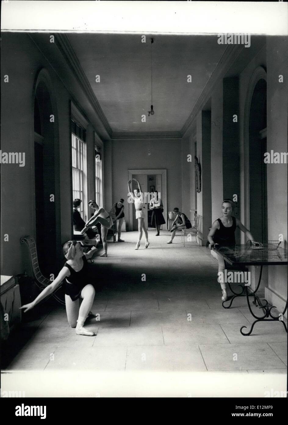 24. Februar 2012 - Lockerungsübungen '' '' vor einer Ballett-Klasse im weißen Lodge. Die Szene in der Front-Galerie bevor Schülerinnen und Schüler in gehen eine Stockfoto