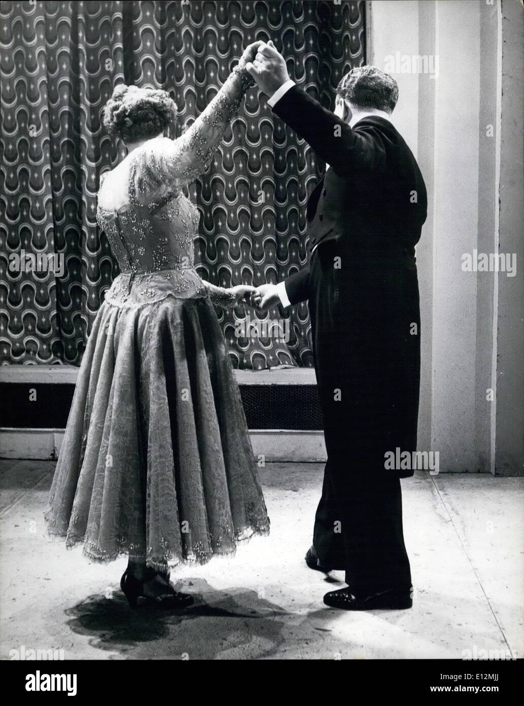 24. Februar 2012 - Bar Nummer 4. Die paar Hinwendung nach innen zu entgegengesetzt, noch mit den Händen umklammert zu montieren. Old-Time Tanz-Experten zeigen ihre Krönung Tanz A Walzer für die Königin. Sydney und Mary Thompson, führende Experten der Old-Time Tanz haben eine neue Krönung Jahr Gesellschaftstanz für das Fernsehen, erarbeitet, die sie speziell komponiert von Kenneth Wright, Leiter der TV-Musiksendungen A Walzer für die Königin genannt haben. Es wird für die Öffentlichkeit zum ersten Mal im Fernsehen am 22. April gezeigt werden Stockfoto