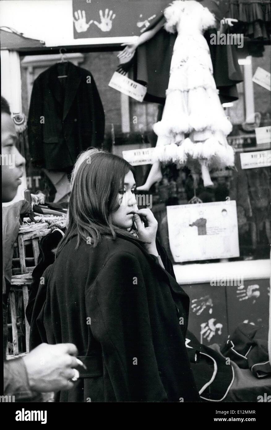 24. Februar 2012 - am '' ich war Lord Kitcheners Valet'' Es gibt alle Arten von Bits von Ausrüstung, die eine Mädchen machen kann nutzen. Stockfoto