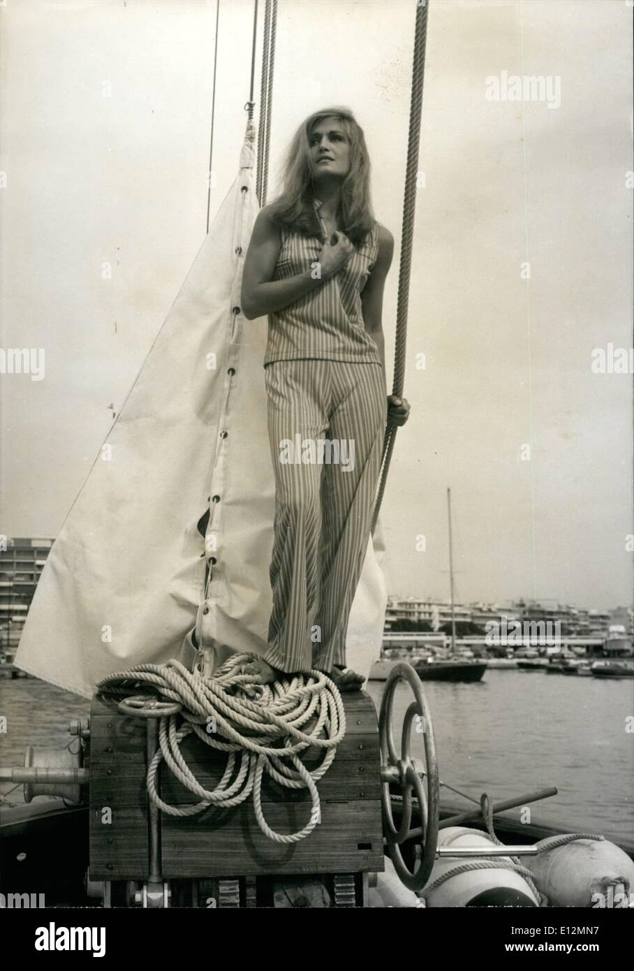 24. Februar 2012 - wie eine antike Statue: Dalida, die bekannte Sängerin und Kino star wie viele andere in der Gegenwart, steht MXXX in Cannes, posiert an unsere Fotografen wie eine antike Statue. Stockfoto