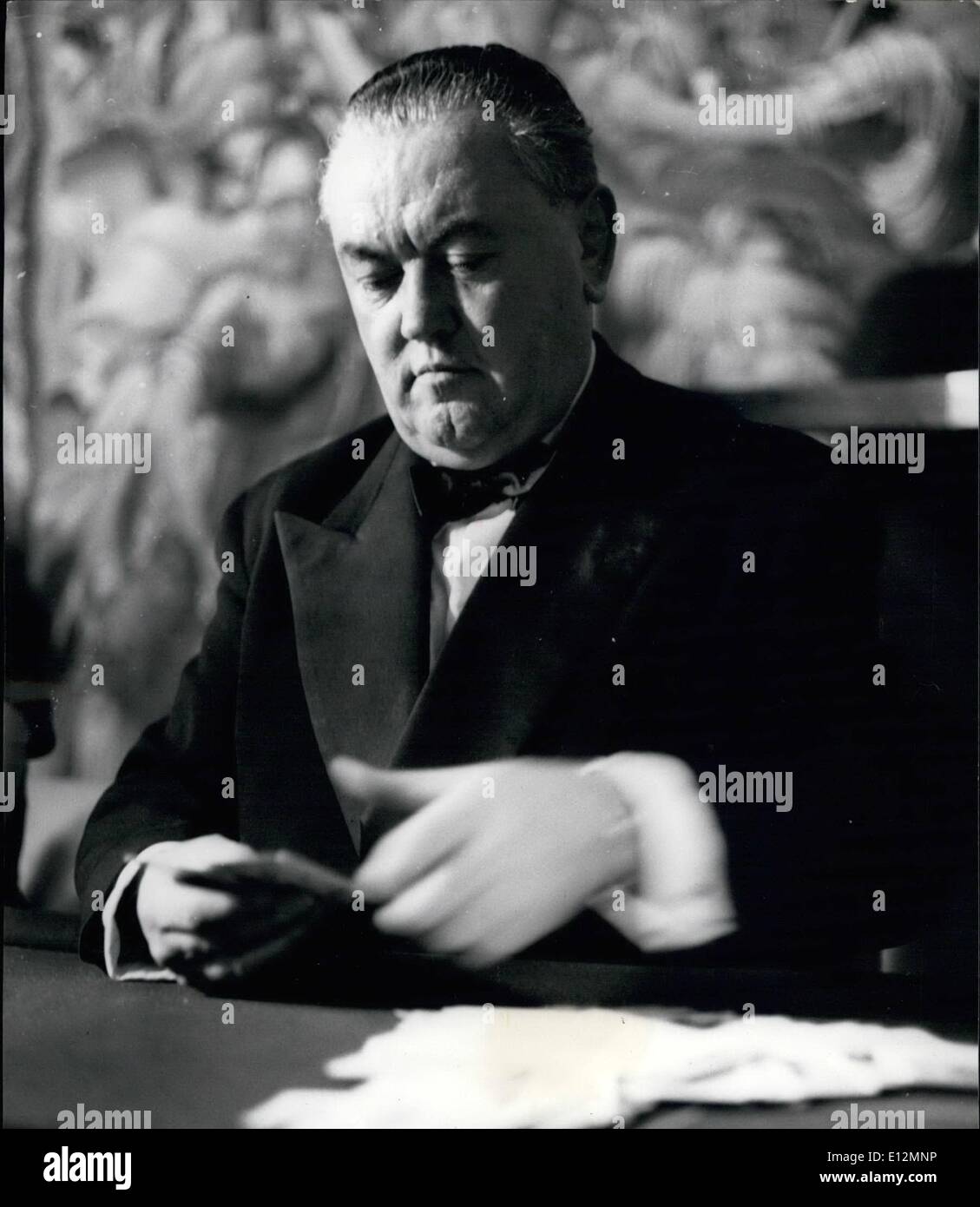 24. Februar 2012 - Croupier '' Marcel Bax untersucht die Karten. Stockfoto