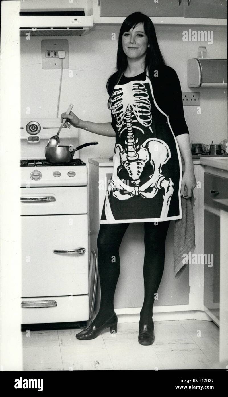 24. Februar 2012 - die neuesten trendigen Schürzen. Es könnte ein Anreiz zu fressen! Die neuesten trendigen Schürze Skelett-gemusterten diesein ist die im trendigen London-Shop zu finden. "Ich war Lord Kitcheners Valet", am Piccadilly Circus. Stockfoto