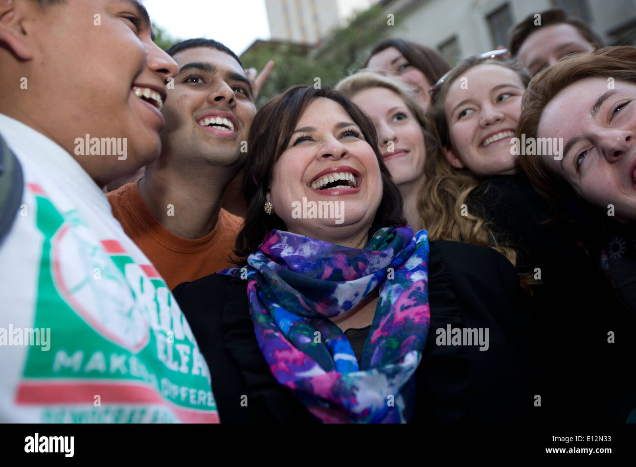 Studenten der Universität von Texas posieren für ein Foto mit Hispanic Texas Senator Leticia Van de Putte während ihrer Kampagne Stop auf dem campus Stockfoto