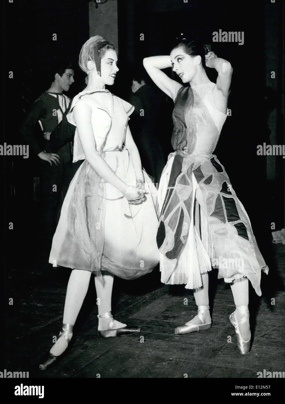 24. Februar 2012 - spricht Susan Alexander mit Stern Anne Heaton zwischen Proben für das Blue Rose-Ballett. Stockfoto