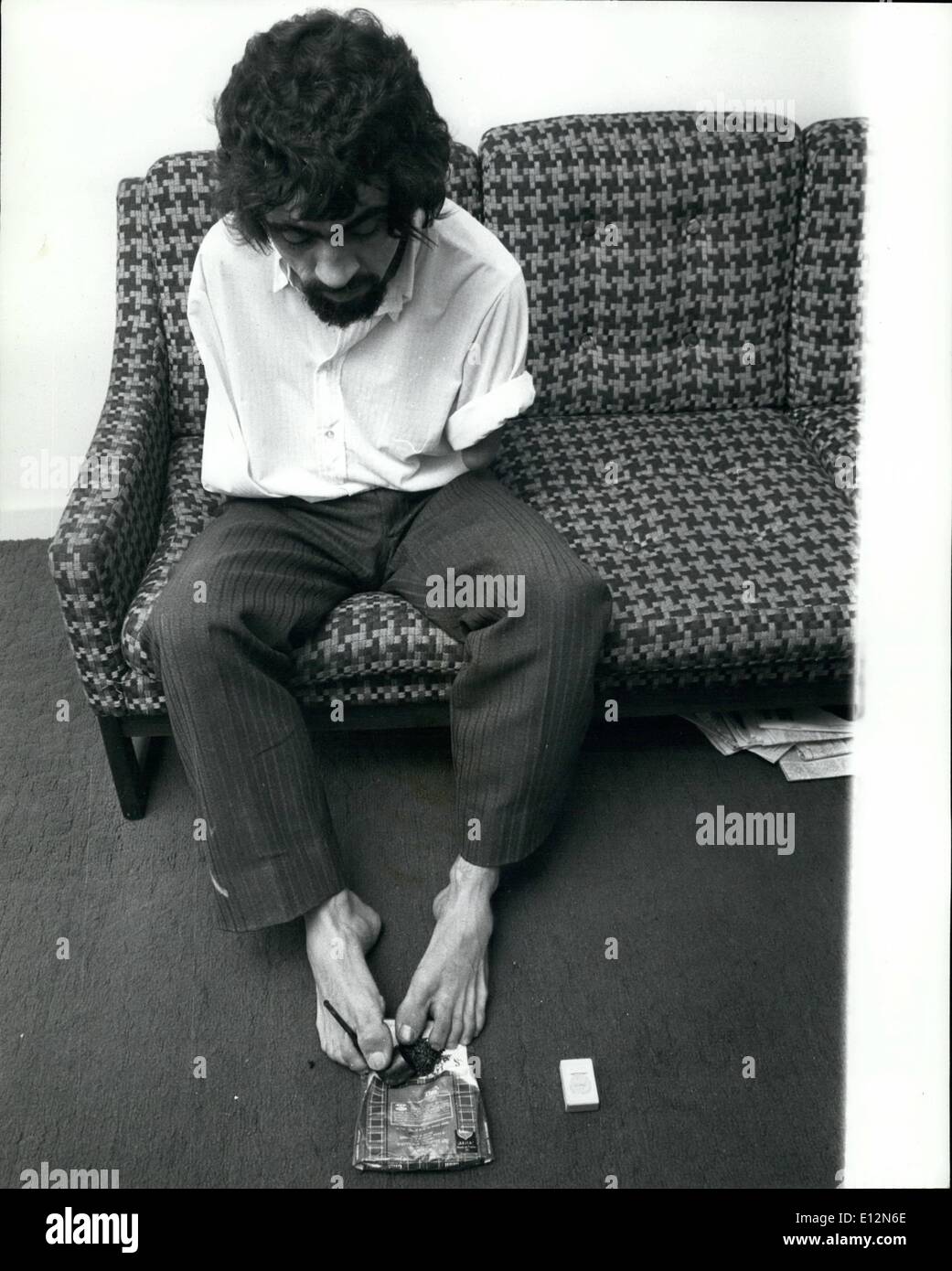 24. Februar 2012 - ist Füllung seiner Pfeife einfach für Frank Letch. Er hat keine Arme, benutzt also nur seine Füße! Stockfoto