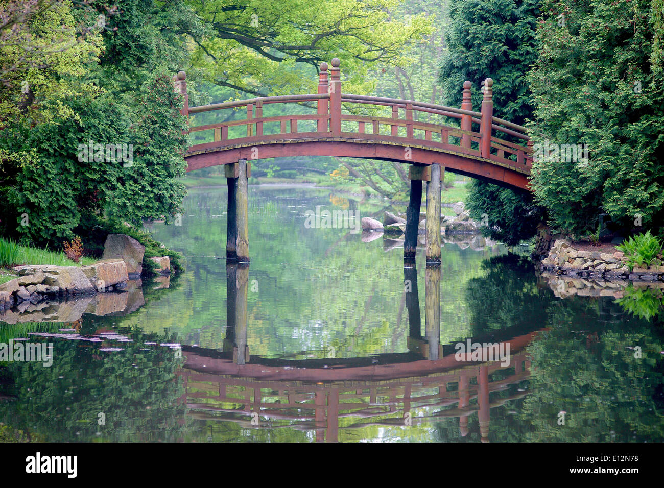 Holzbrücke japanischen Garten Wroclaw Stockfoto
