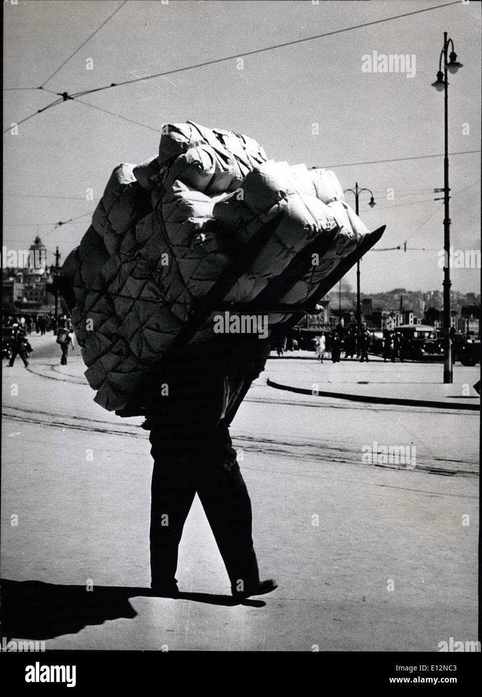 24. Februar 2012 - Träger, die in den Docks in Istanbul Arbeiten verwende LKW, sie bevorzugen es, ihre Lasten auf dem Rücken tragen. Das Gewicht der Lasten ist manchmal enorm, aber sie haben starke Rücken und Houds. Stockfoto