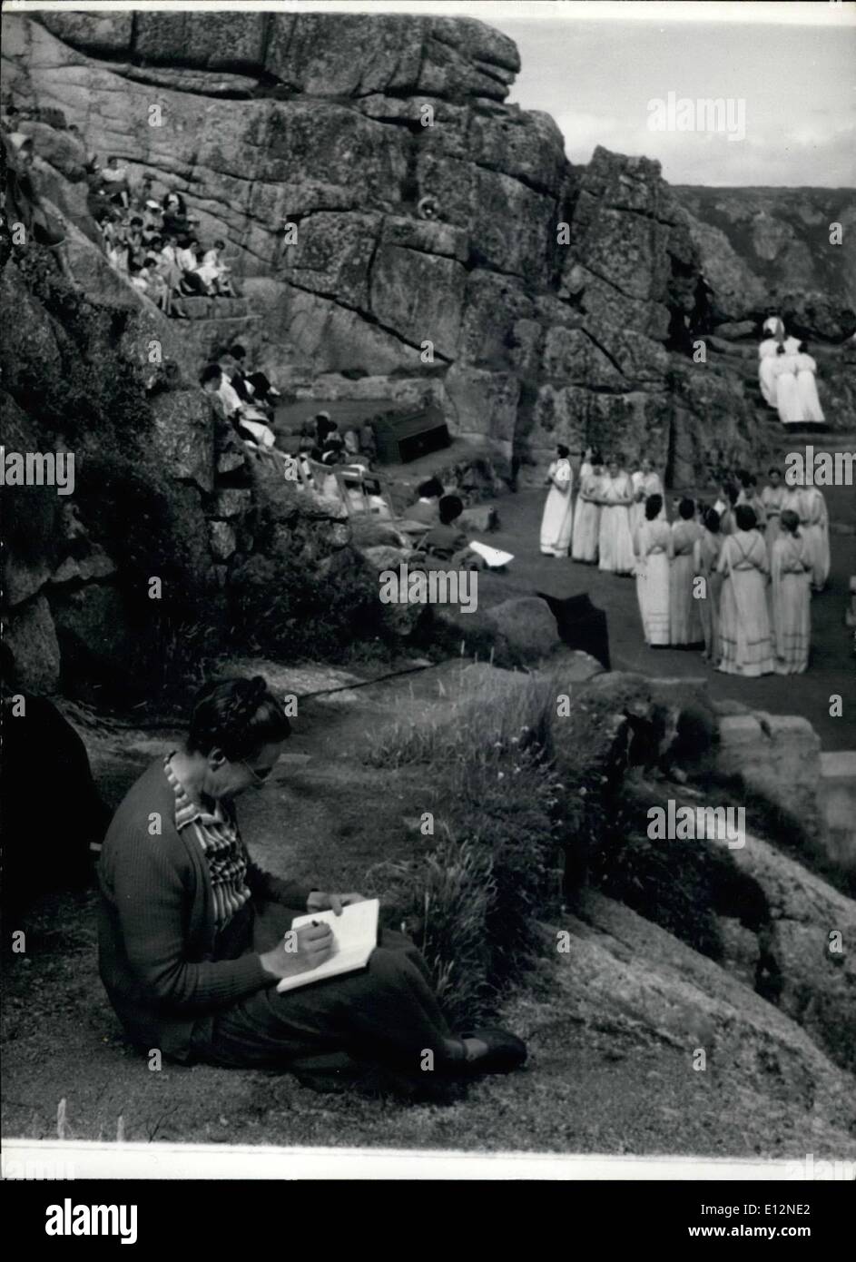 24. Februar 2012 - The Minack Theatre, Cornwall: Vor Publikum und Spieler verborgen, Produzent Gladys Tranter, folgt die Handlung des Stücks aus ihrem Skript, versteckt hinter einem schützenden Felsen. Stockfoto