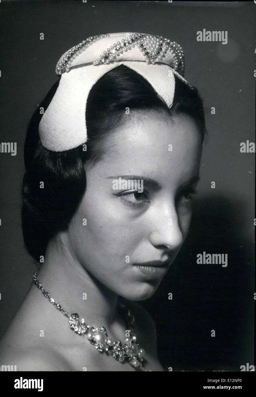 24. Februar 2012 - Paris-Hut-Mode. Hütchen in weißer Spitze Korn auf der Oberseite des Kopfes getragen. Garniert mit blauen Perlen. Von Maud Mancy entworfen. Jan. 21/56 Stockfoto