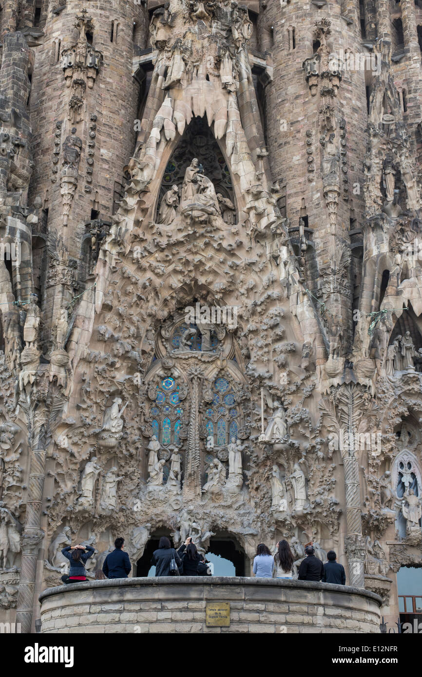 Touristen und Heilige Familie, Barcelona, Spanien Stockfoto