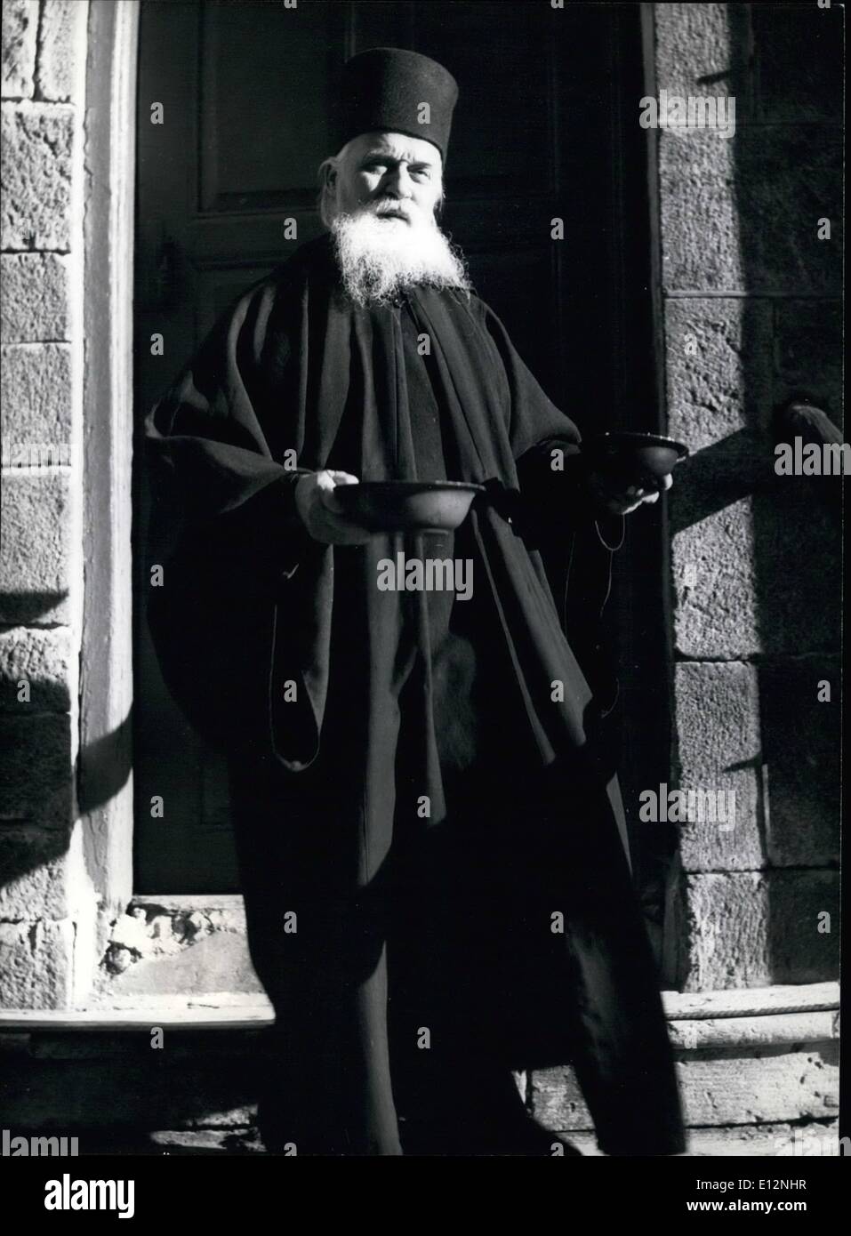 24. Februar 2012 - Republik Athos-Kloster: im Austausch für die Dienstleistungen, die sie in der Gemeinschaft die Mönche der idiorrhythmische Klöster bekommen Zahlung in Bar und Rationen machen, ihre eigene Küche zu tun. Dieser Mönch hat gerade seine wöchentliche Ration des Öls. Stockfoto