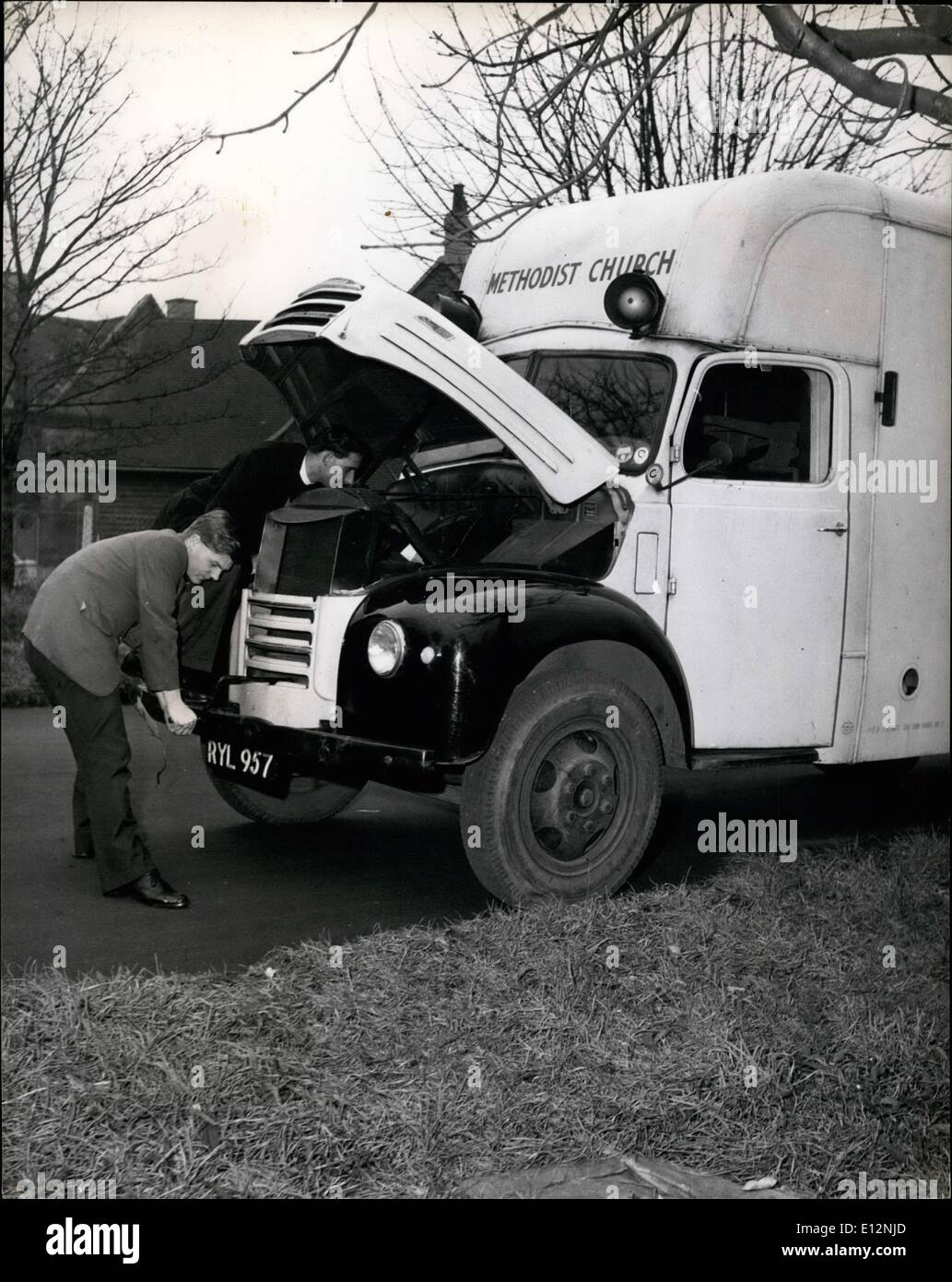 24. Februar 2012 - TAKING THE Kirche TO THE PEOPLE - auch wenn es BREAKS DOWN ON der Weg manchmal die Karawane zusammen bricht und die beiden Rock ' n Roll Personen müssen Mechanik, bekam sie wieder... oder werden auf andere Weise unternehmungslustigen. Stockfoto