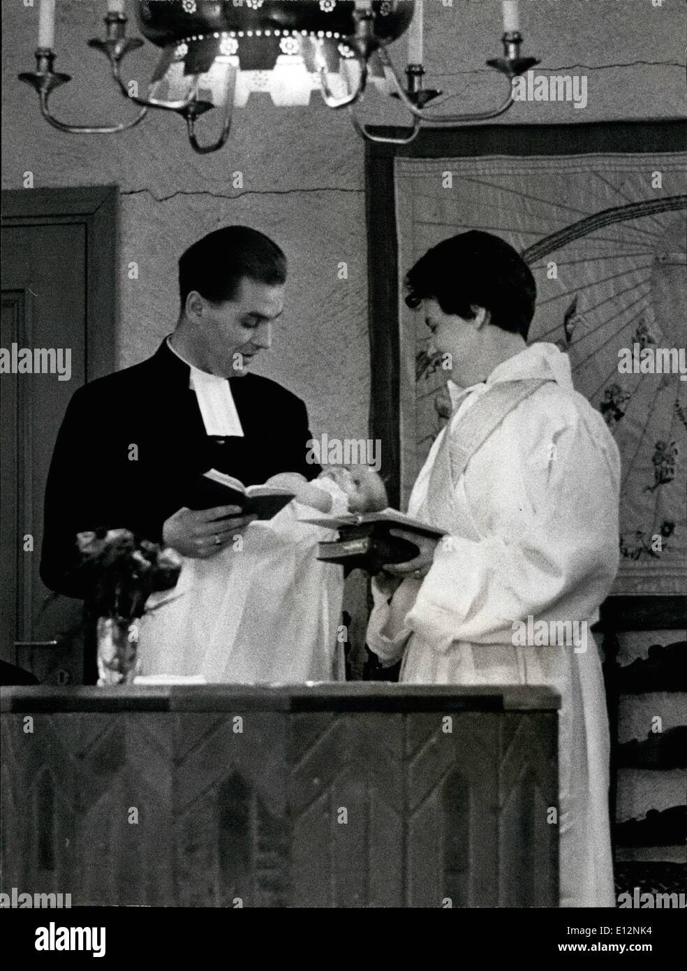 24. Februar 2012 - Frau Priester Barbro Nordholm-Stahl Taufe ihrer eigenen Tochter in die Kirche Eswings in Stockholm. Der Name des Stockfoto