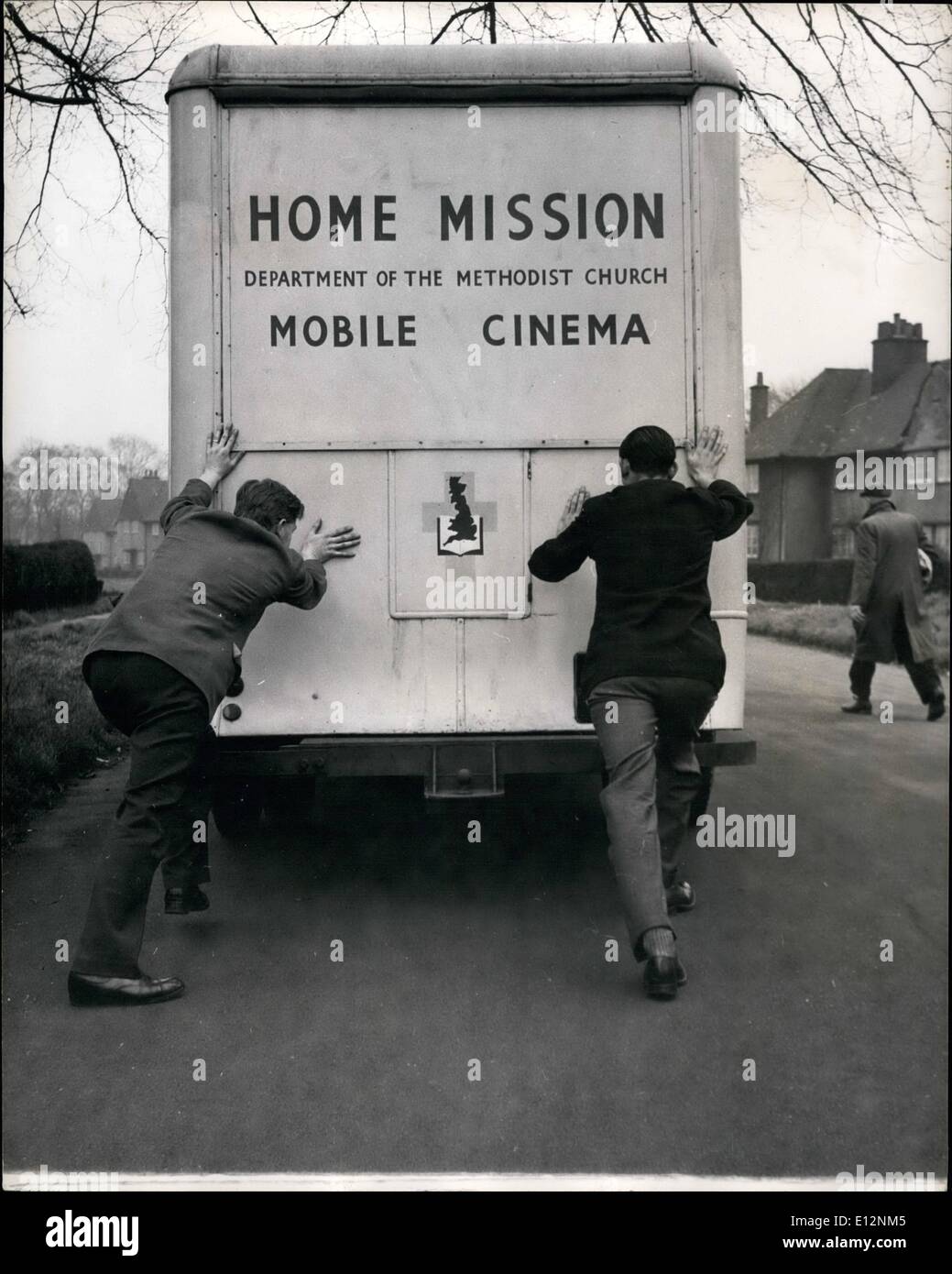 24. Februar 2012 - unter der Kirche zu den Menschen, auch wenn es auf dem Weg bricht: manchmal die Karawane bricht zusammen und die beiden Rock ' n ' Roll Parsons Mechanik um es geht wieder auf eine andere Weise unternehmungslustigen werden müssen. Stockfoto