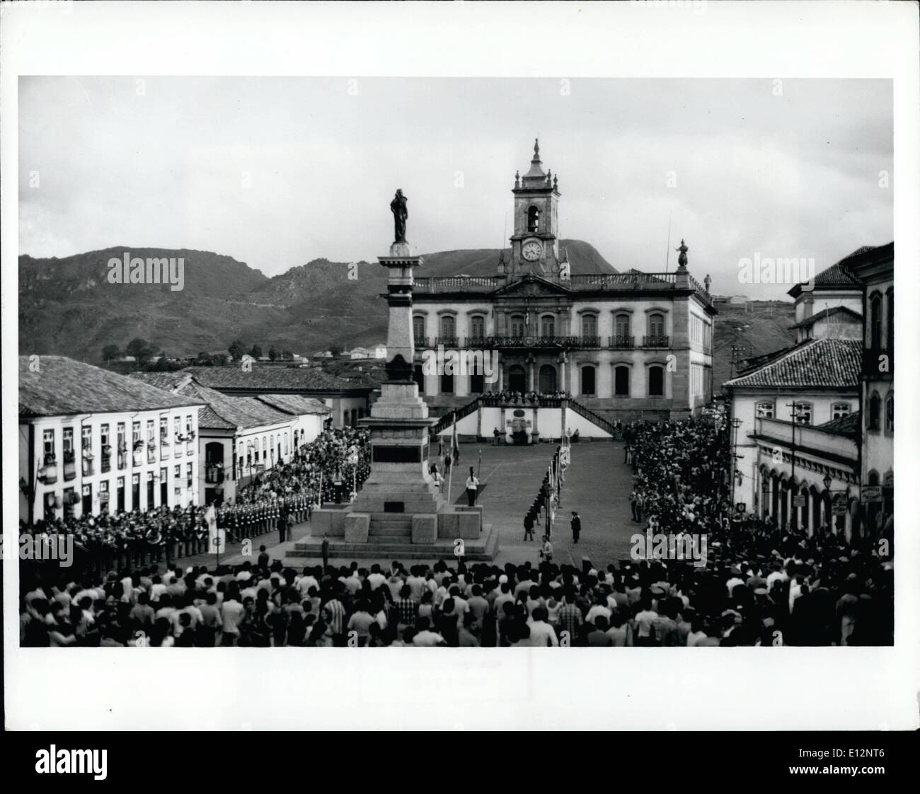 24. Februar 2012 - zeigt dieses Foto die "Praça Tiradentes'' mit der Satzung der T. und das Rathaus von Ouro Preto im Bundesstaat Minas Gerais in Brasilien. Jedes Jahr am 21. April das Fest des '' Tiradentes'' findet, und die Bevölkerung von Ouro Preto feiert dieses großen Helden, der ein Märtyrer-Patroit ganze Brasiliens wurde. Er war der Anführer f der gescheiterte Versuch, portugiesischer Herrschaft im Jahre 1789 abzuwerfen und schaffen eine democrat6ic Republik. Er wurde geboren im Jahr 1748 in Sao Joao d ' El-Rer und sein richtiger Name war Joaquim Jose De Silva Xavier Stockfoto
