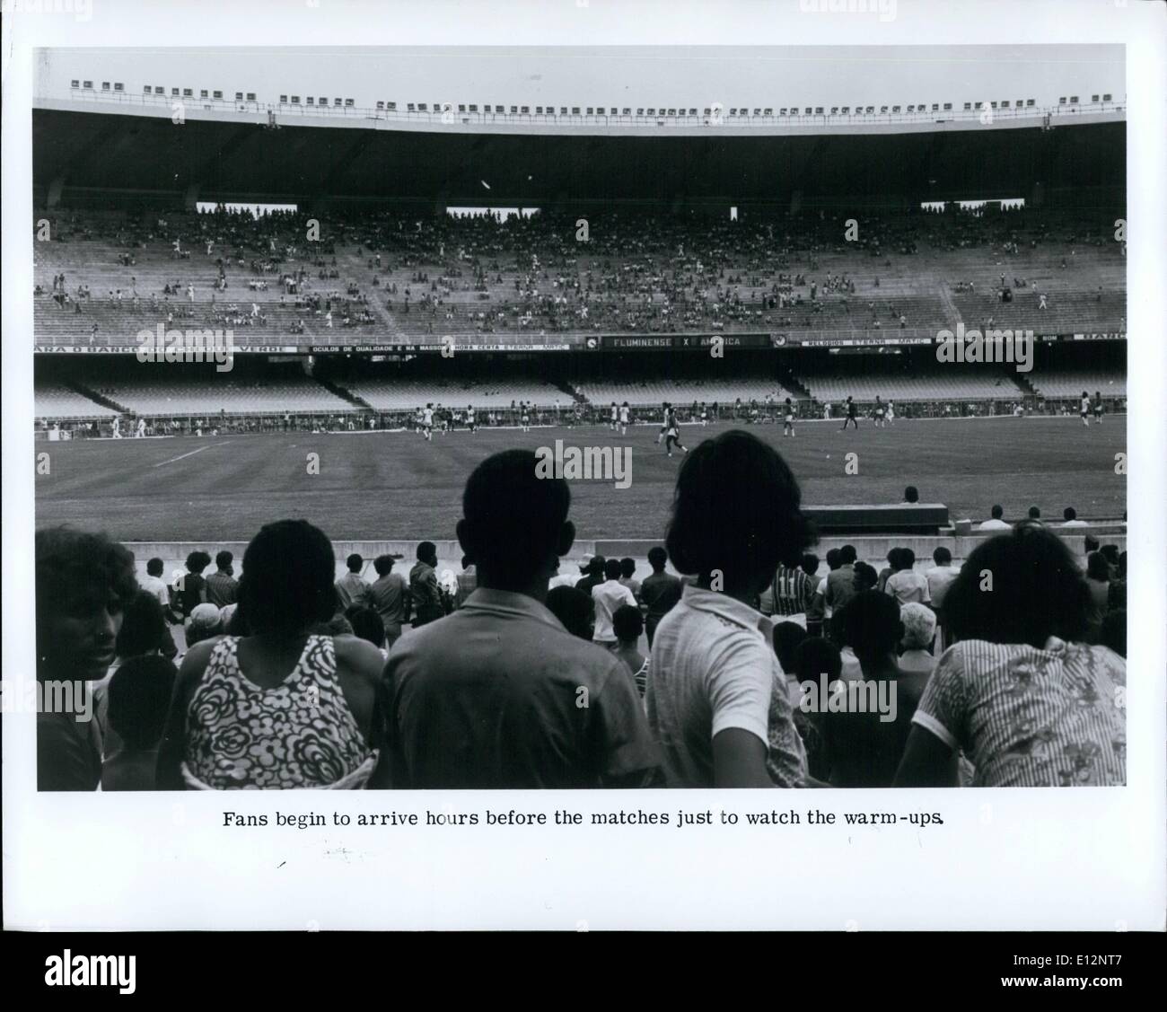 24. Februar 2012 - Brasilien - Maracana-Stadion, Rio De Janies. Fans beginnen, Stunden vor dem spielen die Warm-ups zusehen kommen. Stockfoto