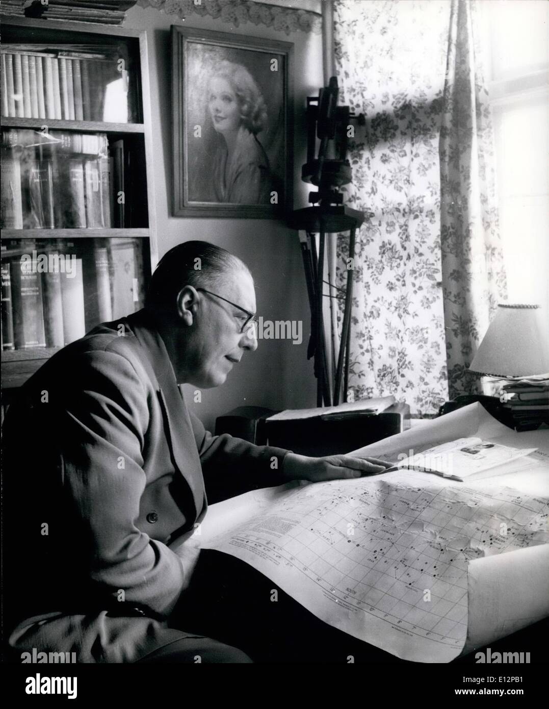 William tucker liest ein diagramm Fotos und Bildmaterial in hoher