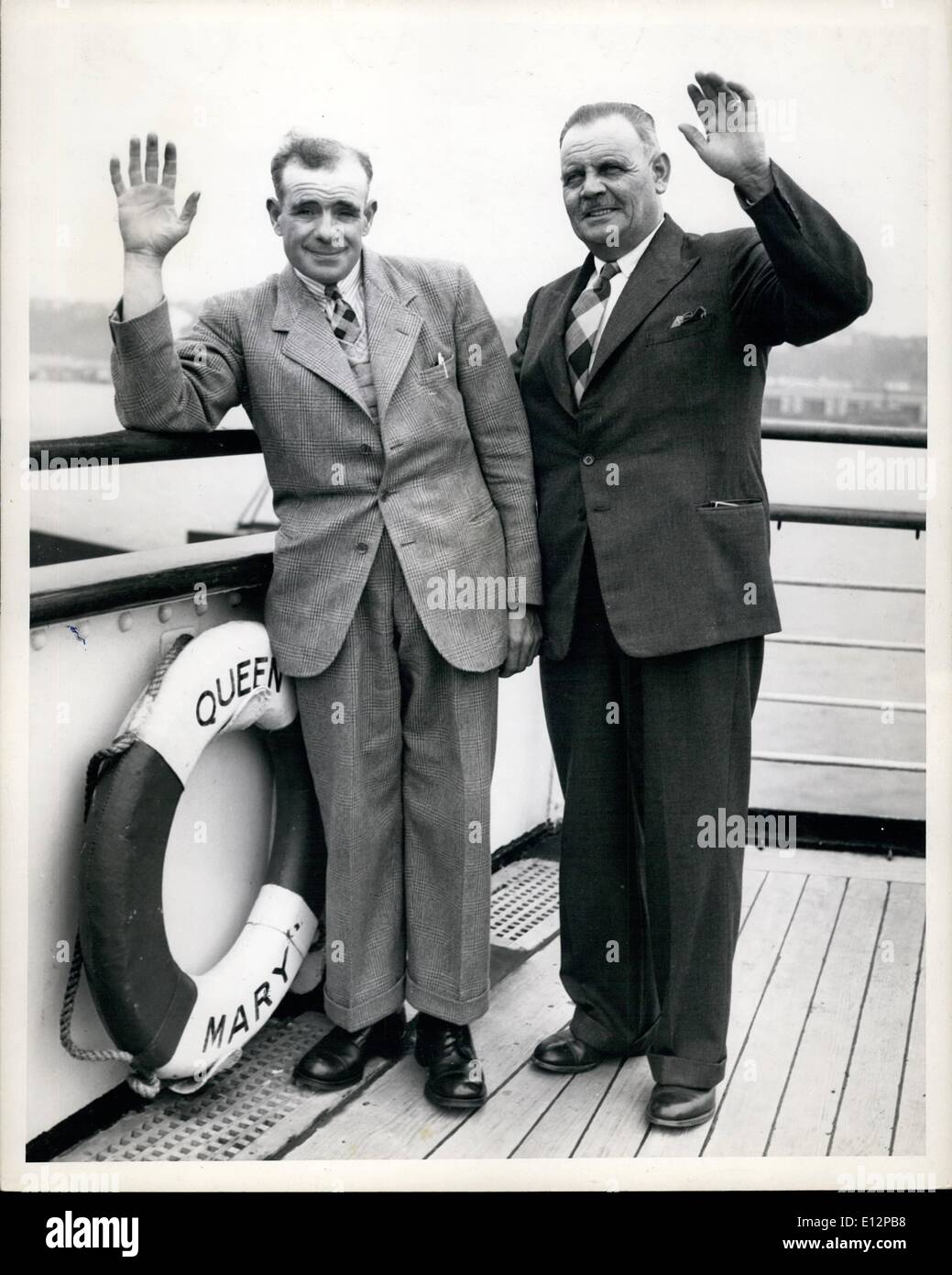 24. Februar 2012 - begleitet links John Turrell von Norfolk, England von William Burt ein benachbarten Bauern. Cunard Liner Queen Mary College eines der weltweit größten und am schnellsten Liner 81.237 grobe Tonnen, 1020 Füße Gesamtlänge 118 Fuß in der Breite, 12 Decks, 27 öffentliche Räume. Anreise 28. April 1953 Stockfoto