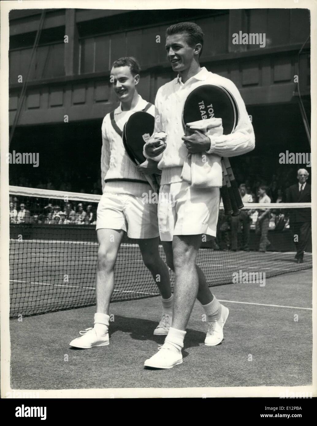 24. Februar 2012 - Wimbledon Trabert V Wilson. Keystone-Fotoshows:-.) R. K. Wilson (Kasten auf der linken Seite und Tony Trabert (U.S.A.), gehen Stockfoto