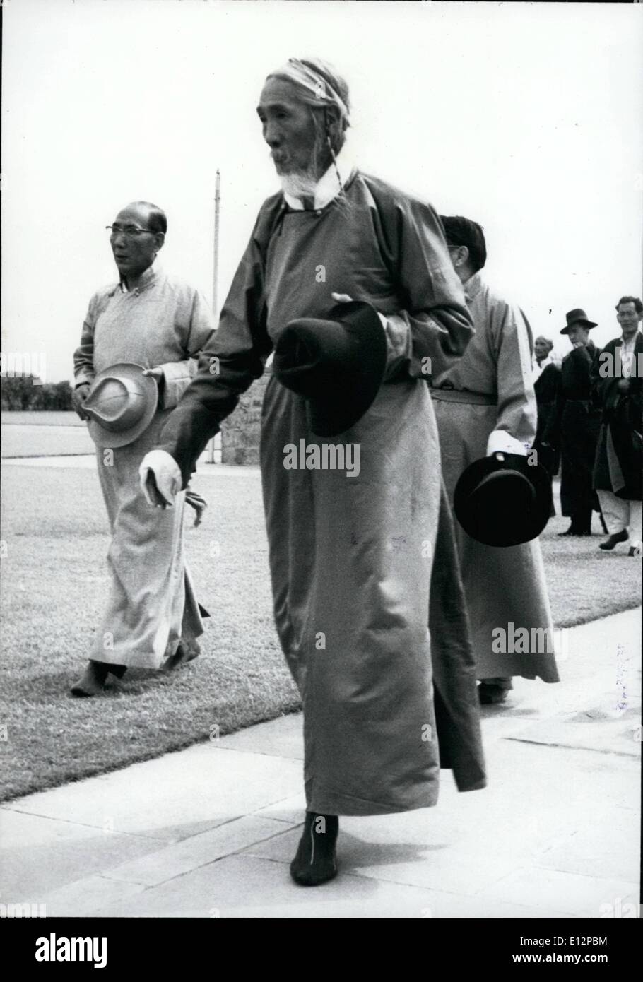 24. Februar 2012 - Tibeter in Indien demonstrieren gegen die kommunistischen China.: über 150 Tibeter aus Kalimpongand Darjeeling Bezirken unter der Leitung von Herrn Silum Lukhangwa Tsewongouten, einem ehemaligen Premierminister von Tibet sind in Neu-Delhi, Herr Nehru bat ihn, seinen Einfluss zu nutzen, in der gegenwärtigen Krise in Tibet ein Memorandum zu präsentieren. Foto zeigt, dass Herr Lukhangwa Tsewongouten, jetzt gekennzeichnet '' Rebellenführer '' durch die chinesischen Kommunisten seinen Aktionsplan mit einigen seiner Anhänger diskutiert. Links; Rigzan Yuthok (Dolmetscher, Sohn des bekannten tibetischen Familie) Stockfoto