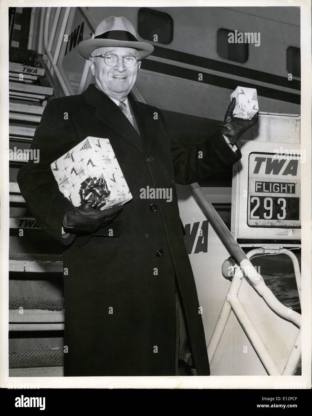 24. Februar 2012 - Former President Harry S. Truman, haben tragenden Weihnachtsgeschenke für seine Frau, eine Fartuell Oppers Prior von einer TWA Flug nach Kansas City, Miss rein, En-Route zu seinem Haus in Unabhängigkeit. Mr Truman hat seit Freitag gesehen und besuchen einen $ 100 pro Teller Abendessen letzte Nacht ein Honord Gast des demokratischen nationalen Ausschüsse erhöhen. Stockfoto