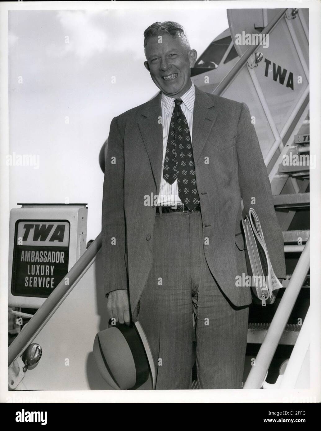 24. Februar 2012 - N.Y.INTERNATIONAL Flughafen ist vor seiner Abreise über TWA nach SAN FRANCISCO Oktober 28,1959-SECRETARY OF DEFENSE NEIL H. McELROY abgebildet. ENTHALTEN IN SEINEM TERMINKALENDER, DIE ER HEUTE ABEND IN SAN FRANCISCO BEI EINEM UNPOLITISCHEN REPUBLIKANISCHEN ABENDESSEN (00 PRO PLATTE) REFERIERT. IM CIVIC AUDITORIUM AM FREITAG IN LOS ANGELES AN DER NORTH AMERICAN AVIATION CORPORATION. ER WIRD AUF DAS RAKETENPROGRAMM ZU SPRECHEN UND WIE SIE ACCERATE SEIN PROGRAMM Stockfoto