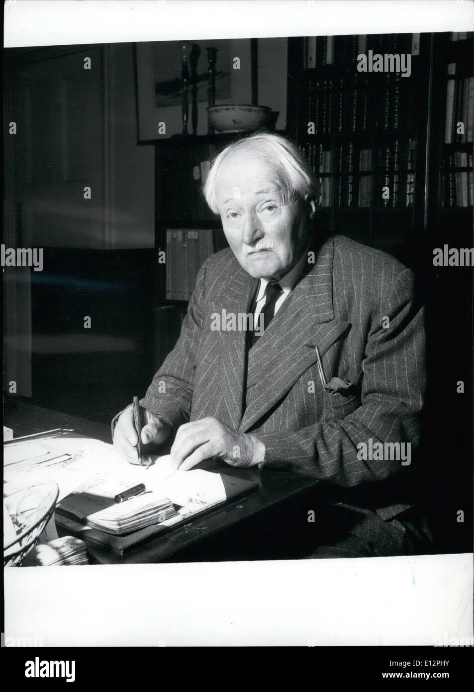 24. Februar 2012 - der Dichterfürst mit achtzig Jahren: John Masefield, am Schreibtisch in seinem Haus, Burcote Bach. Sein letztes Gedicht Stockfoto