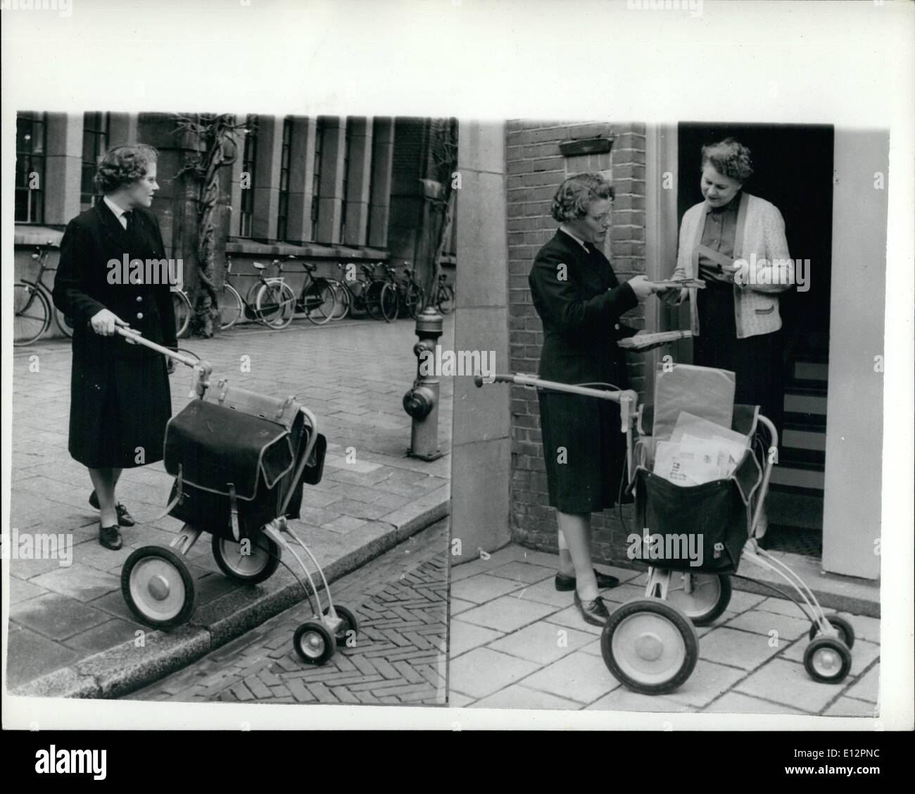 24. Februar 2012 - neuer Stil Post Lieferwagen für Amsterdam Post-Frauen; Postdienst der Amsterdam Postdienste sind einzigartige kleine LKWs, um ihre schwere Pakete tragen jetzt testet. Die kleinen Lastwagen sind zusammenklappbar und sind bereits im Einsatz in den Vereinigten Staaten für bestimmte Zwecke. Wenn sie erweisen sich als erfolgreiche wollen niederländische Postbehörden viele von ihnen haben. Foto zeigt eine niederländische Briefträgerin mit eines der kleinen vans die Zustellung in Amsterdam. Stockfoto