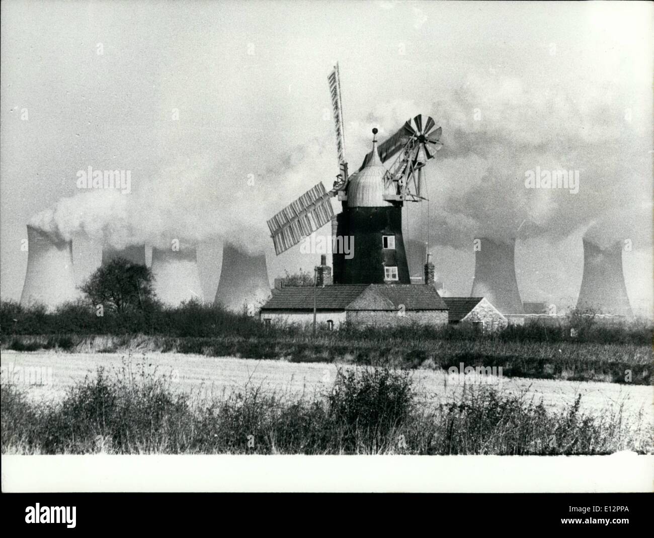 24. Februar 2012 - alte und moderne macht: A Kraftwerk am North Leverton, Nottinghamshire, bildet den Hintergrund dazu Stockfoto