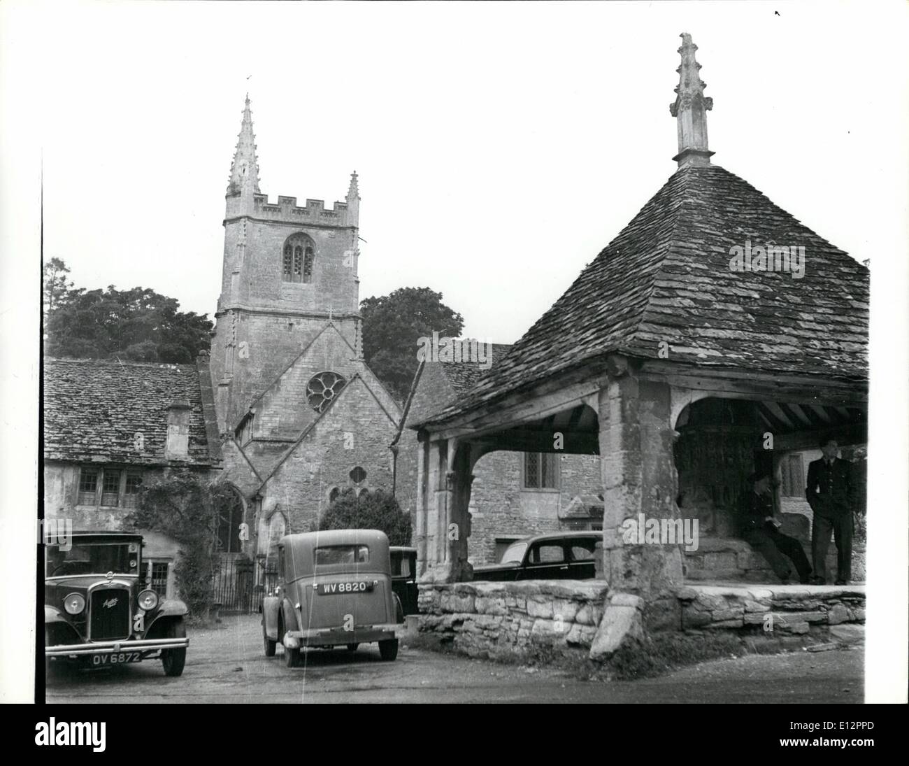 : 24. Februar 2012 - Castle Combe Krankenhaus rechts ist der alte Market Cross in Zentrum von Castle Combe, wenn Jahrhunderte vor den Webern Dorf Unad Markt für ihre Tuch einrichten. Und auf der Norman-Kirche ausgetreten. Stockfoto