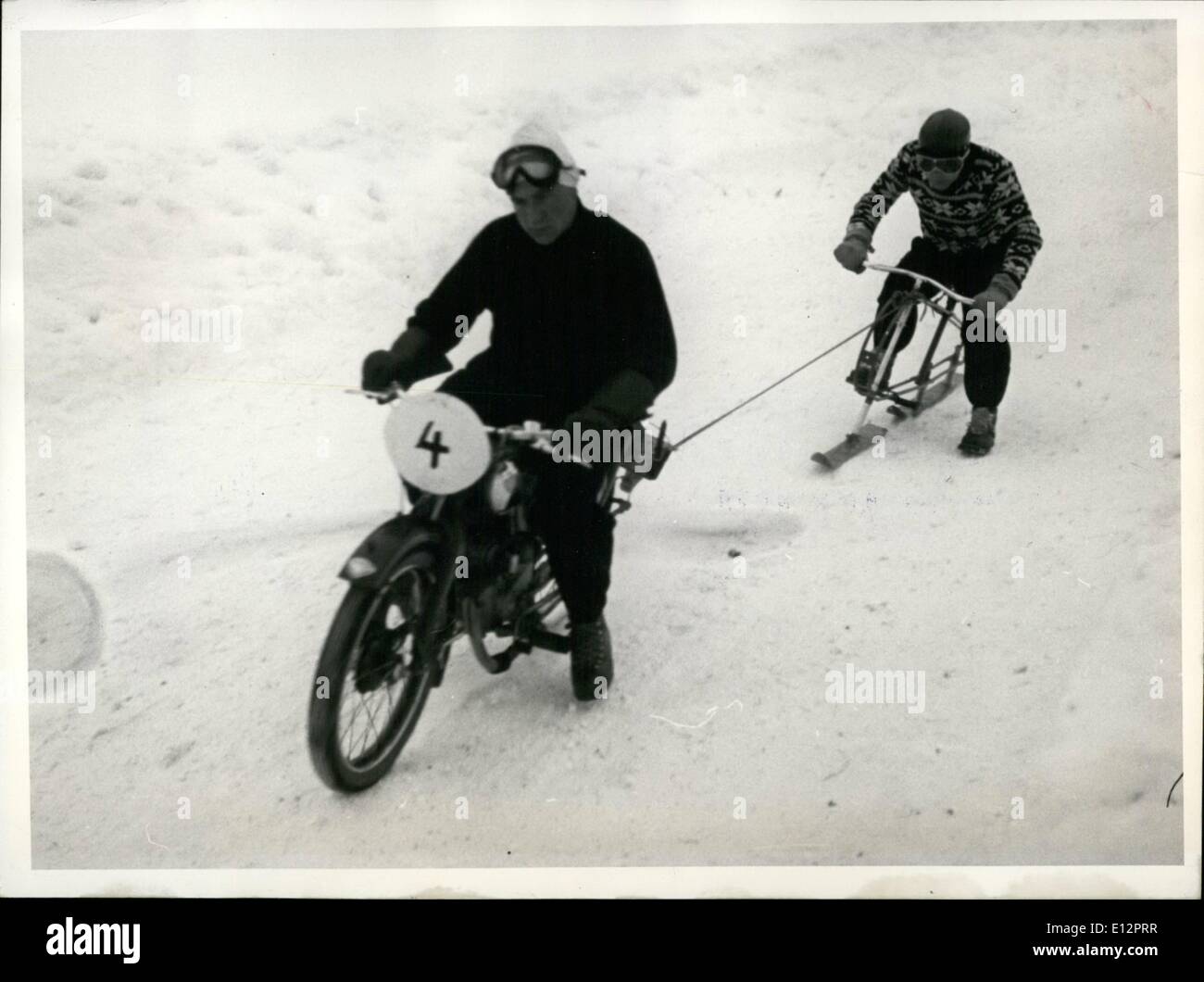 24. Februar 2012 - Jn Oberstdorf/Algau/South Western Deutschland, mussten neue Wintersport Aufsehen: Ski-Bob Jöring (Rennen) hinter Motorräder. Sie waren zu schnell fahren bis zu 100 Kilometern pro Stunde. Stockfoto